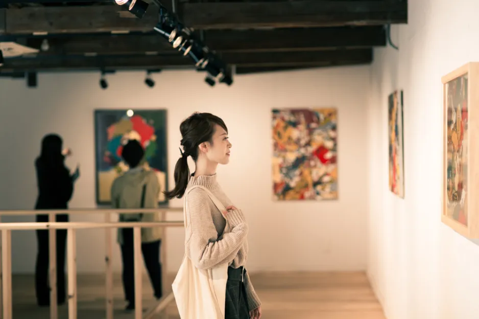 美術館で女性が絵画を鑑賞している様子